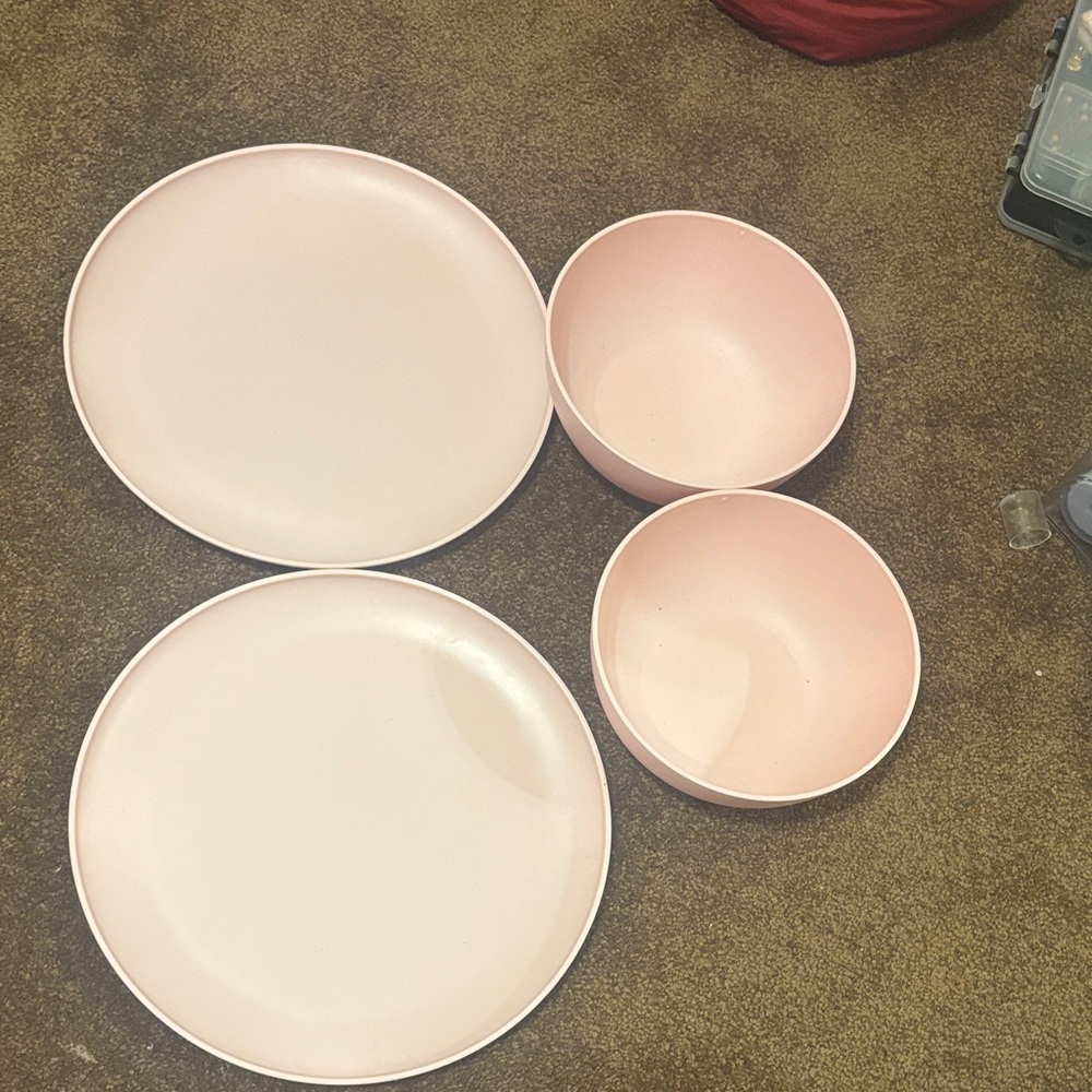 Target Room essential pink Dinnerware Set